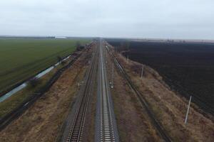 trama ferrocarril. parte superior ver en el rieles Alto voltaje poder líneas fo foto