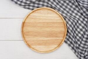 vacío redondo de madera plato en blanco de madera mesa. parte superior ver imagen. foto