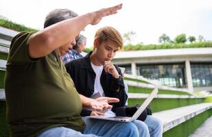 enfocado joven estudiantes escuchando antiguo mayor Envejecido profesores para asesorar piedra angular proyecto en universidad. contento medio Envejecido profesor trabajando juntos con estudiantes para graduación proyecto. foto