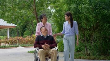 un hija tomando cuidado de el paciente en un silla de ruedas y hablar con mamá. concepto de contento Jubilación con cuidado desde un cuidador y ahorros y mayor salud seguro, contento familia y Jubilación foto