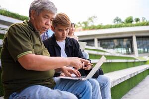 enfocado joven estudiantes escuchando antiguo mayor Envejecido profesores para asesorar piedra angular proyecto en universidad. contento medio Envejecido profesor trabajando juntos con estudiantes para graduación proyecto. foto