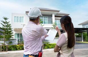 mayor hogar inspector explica inspección resultados con dueño de casa, personal de mantenimiento participación portapapeles y después comprobación detalles antes de renovaciones hogar, casa mejora interior, interior diseño real inmuebles foto