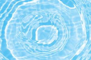 agua superficie. agua Azul olas en el superficie ondas borroso. desenfocar borroso transparente azul de colores claro calma agua superficie textura con chapoteo y burbujas agua olas con brillante modelo. foto
