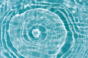 agua superficie. agua Azul olas en el superficie ondas borroso. desenfocar borroso transparente azul de colores claro calma agua superficie textura con chapoteo y burbujas agua olas con brillante modelo. foto