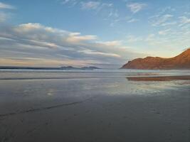 puesta de sol en famara playa en lanzarote isla foto