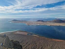 mirador del río, lanzarote icónico punto de vista, ofertas un asombroso panorama de el atlántico y vecino islas foto