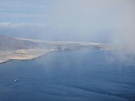 mirador del río, lanzarote icónico punto de vista, ofertas un asombroso panorama de el atlántico y vecino islas foto