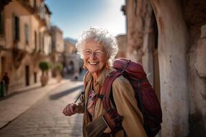 ai generado sonriente mayor mujer con mochila viajes y descubre nuevo lugares y culturas contento Jubilación, viajar, vacaciones, viaje, sano activo estilo de vida. foto