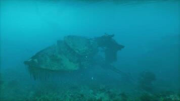 ein Boot ist untergetaucht im das Ozean Wasser video