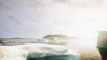 un grupo de icebergs flotante en parte superior de un cuerpo de agua video