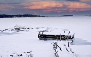 roto muelle en un frío invierno día en Suecia foto