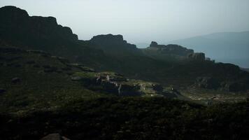 un' Visualizza di un' montagna con un' pochi rocce nel il distanza video