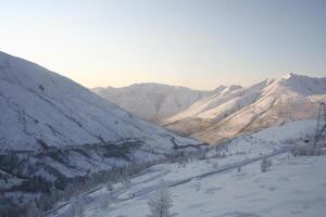 invierno montaña paisaje en yakutia foto