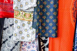 indio telas colgando en el encimera. comercio en telas desde India. tela con patrones y patrones foto