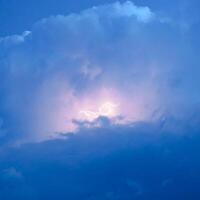 relámpagos en tormenta nubes repique de un trueno y el espumoso relámpagos en nubes foto