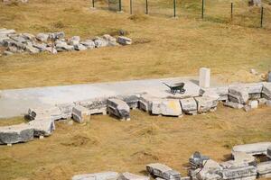 parte superior ver de el excavación sitio en arruinado antiguo ciudad de hierápolis. el permanece de destruido edificios y columnas foto