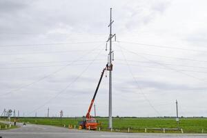 construcción de un Alto voltaje poder línea. montaje y instalación de nuevo apoyo de un poder línea foto