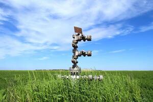 Enlatado petróleo bien en contra el cielo y campo foto