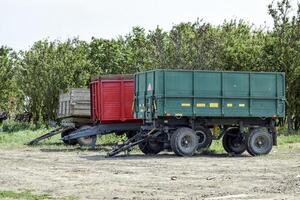 remolques camiones para un tractor. el remolque para carga transporte foto