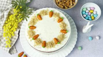 fatti in casa Pasqua carota torta fatto con Noci, ghiacciato con crema formaggio. video