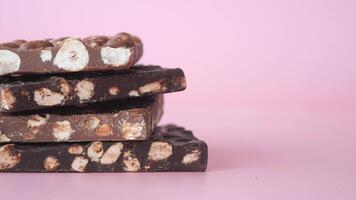 chocolat noir sur une assiette sur table close up video