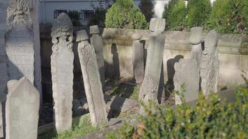 dinde Istanbul 19 mai 2023. le ottoman historique vieux pierres tombales dans cimetière video