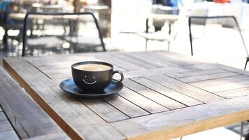 negro café taza con sonrisa forma diseño en eso video