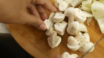 oben Aussicht von Schneiden frisch Champignons Pilz auf ein Hacken Tafel video