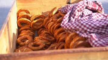 Turco bagel simit vendita nel un' furgone video