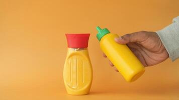 hand- plukken mosterd mayonaise fles video