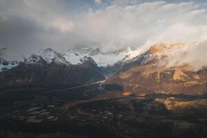 trekking viajero disfrutar Fitz Roy montaña vista, Patagonia, el castigar - argentina foto