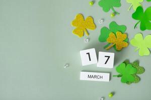 marzo 17 calendario y verde trébol hojas parte superior vista. S t. patrick's día concepto foto