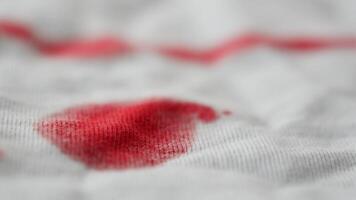 sangue manchas em uma branco camisa. video