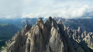 aereo Visualizza di cadeni di misurina montagne con tre cime di lavare montagne nel il sfondo durante un' soleggiato giorno con alcuni nuvole. dolomiti, Italia. drammatico e cinematico paesaggio. video