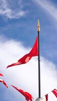 niedrig Winkel Aussicht von Türkisch Flagge gegen Himmel. video