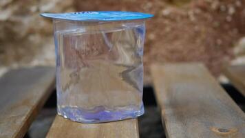 vers drinken water in een plastic houder Aan tafel video