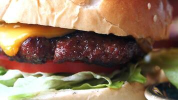 hamburguesa con queso con ensalada y tomate en un de madera tablero video