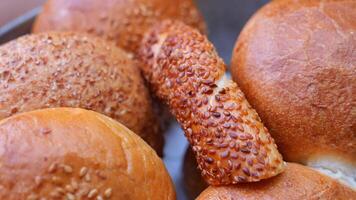 hand- plukken Turks bagel simit Aan tafel video