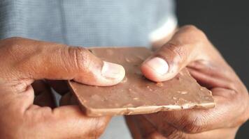 mão rachaduras Sombrio chocolate fechar-se video