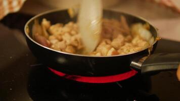 Cocinando pan en eléctrico cocina, eléctrico estufa es calentado a rojo. video