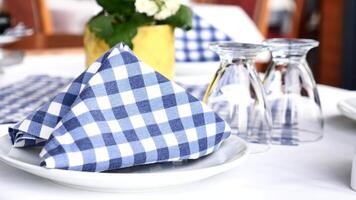 geserveerd en versierd ronde feestelijk tafel in een restaurant video