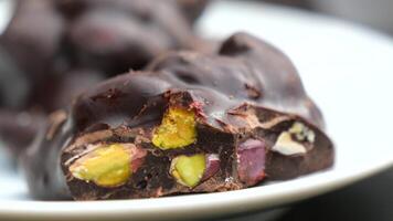 pistachos nuez oscuro chocolate en un plato video