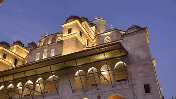 fatih mezquita con linterna ligero a noche video