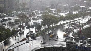 pesado lloviendo y tráfico en Estanbul ciudad video