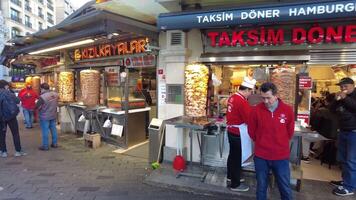 kalkoen Istanbul 12 mei 2023.mannen snijdend schenker kebab Bij taqsim plein video