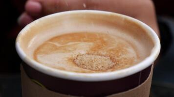 mettendo zucchero e eccitante caffè con cucchiaio. video