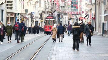 Truthahn Istanbul 12 kann 2023. nostalgisch rot Straßenbahn im Taksim Quadrat.. video