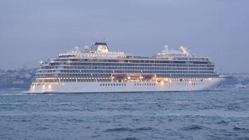 Turquía Estanbul 19 junio 2023. costa venezia crucero Embarcacion en puerto de galata, Estanbul video