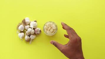 garlic in a preserved container video