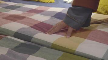 mujer mano conmovedor y prensado ortopédico colchón en cama. video